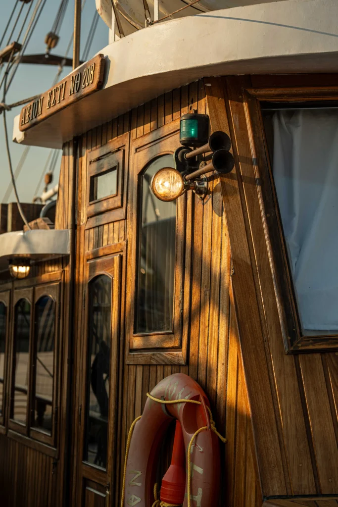 Dimokriteio Cruises
