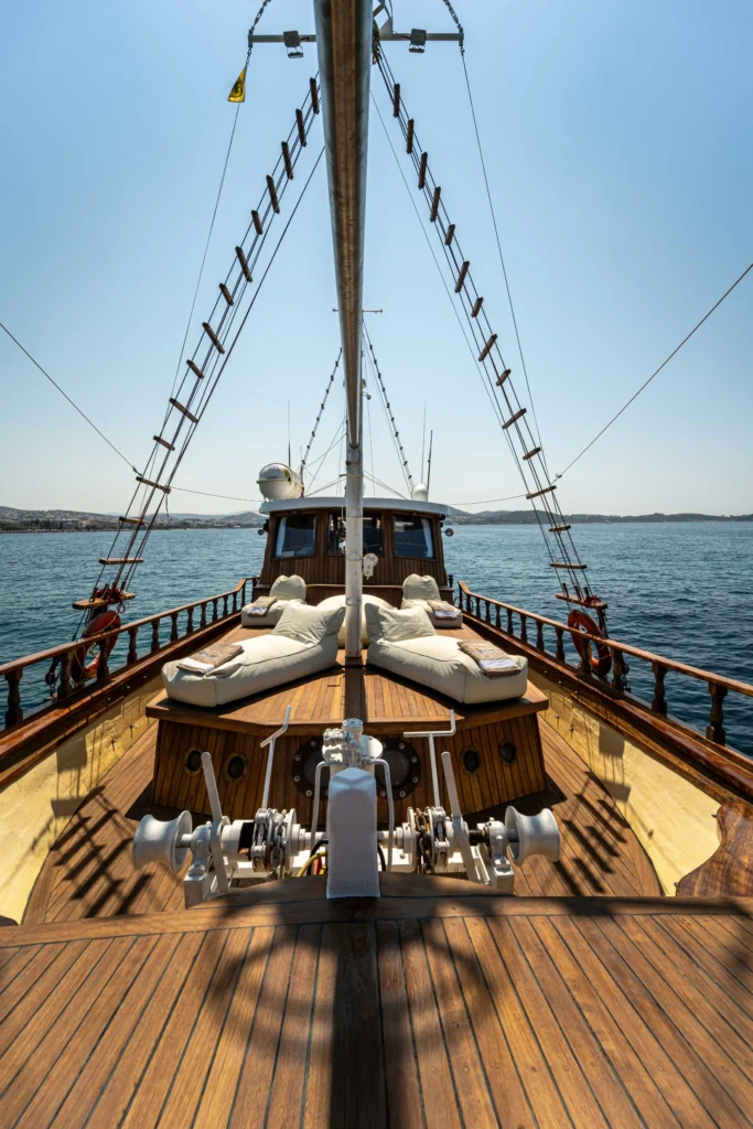 Dimokriteio Cruises
