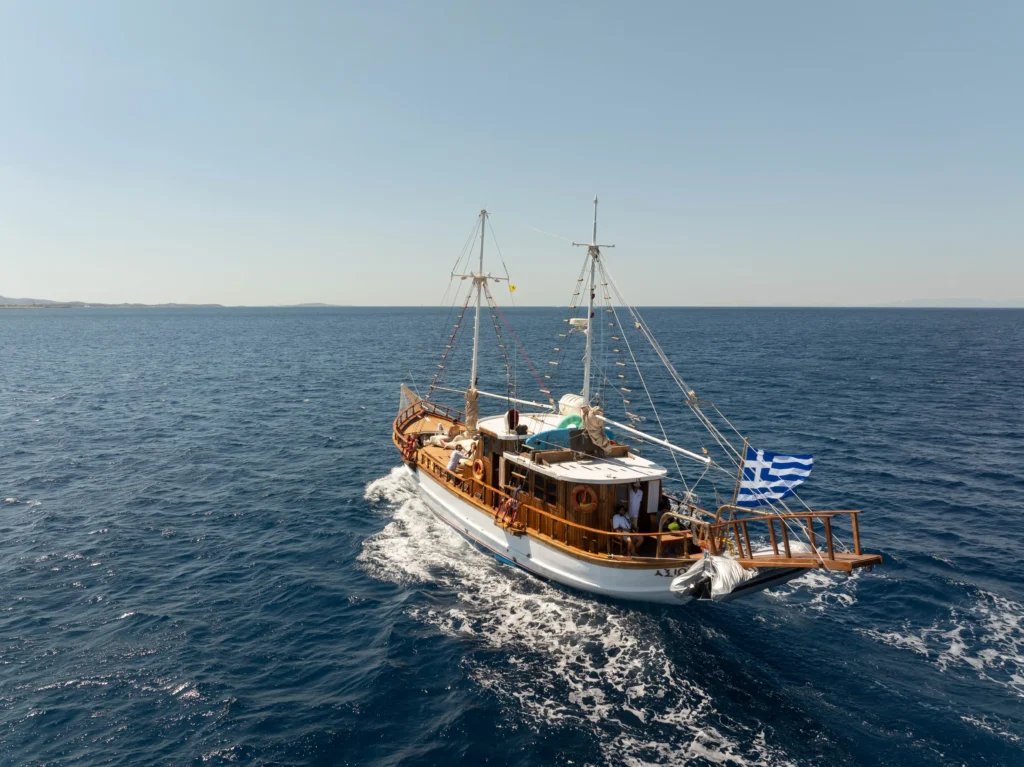 Dimokriteio Cruises