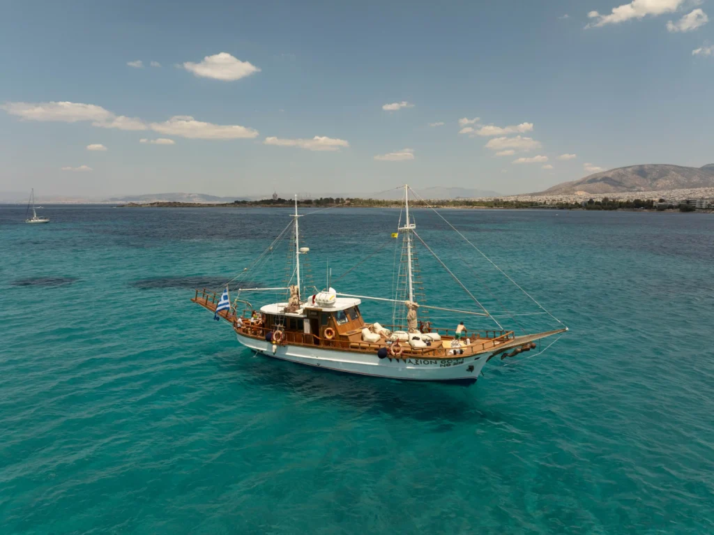 Dimokriteio Cruises