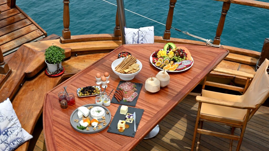 Dimokriteio Cruises